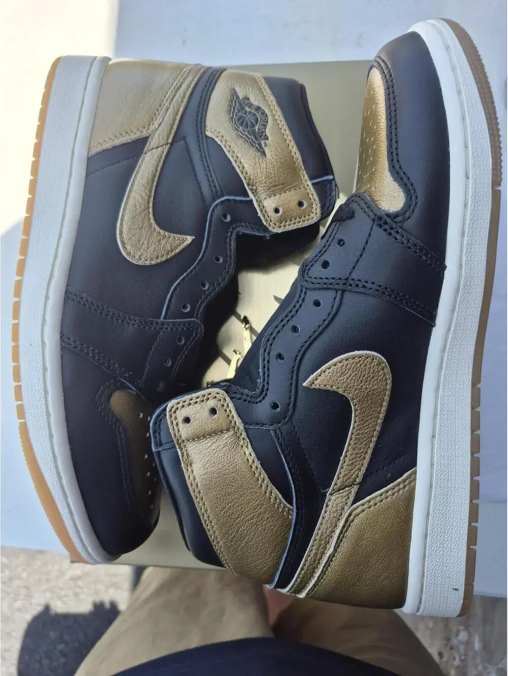 Air Jordan 1 Retro High OG Black and Metallic Gold Sz 8 Mens